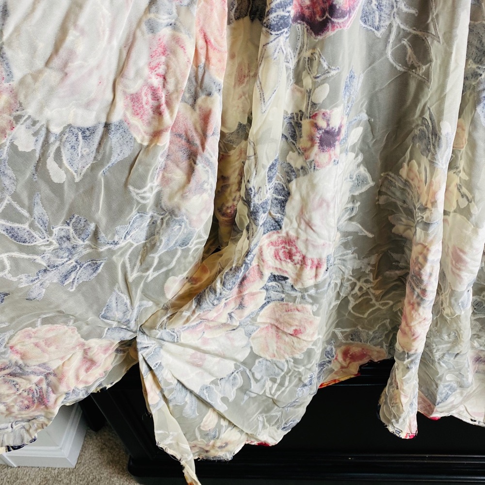 Roffe Accessories Short Sleeve Luxe Floral Shawl - Picture 4 of 6
